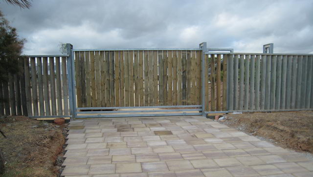 Puerta de acceso al nuevo CEIP Gav&agrave; Mar desde el paseo mar&iacute;timo de Gav&agrave; Mar(23 de Agosto de 2008)
